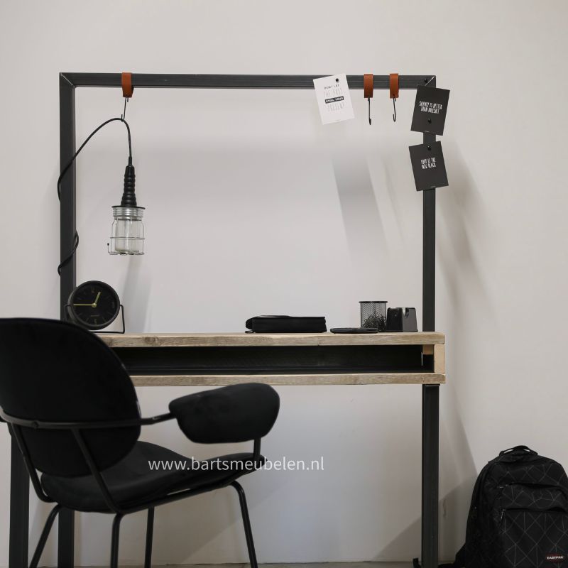 industrieel bureau lott met stoer metalen frame en houten blad met opening industrieel bureau lott - met stoer metalen frame en houten blad met opening