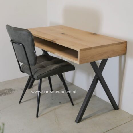 industrieel bureau met eiken houten blad en x onderstel metaal mats industrieel bureau met eiken houten blad en x onderstel metaal mats