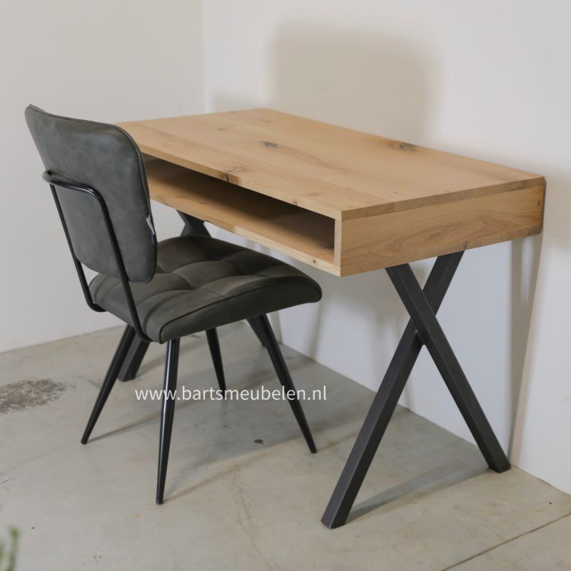 industrieel bureau met eiken houten blad en x onderstel metaal mats industrieel bureau met eiken houten blad en x onderstel metaal mats