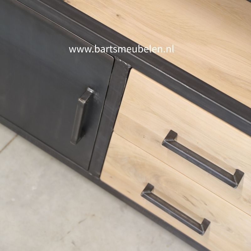 detail afbeelding stalen kast met hout