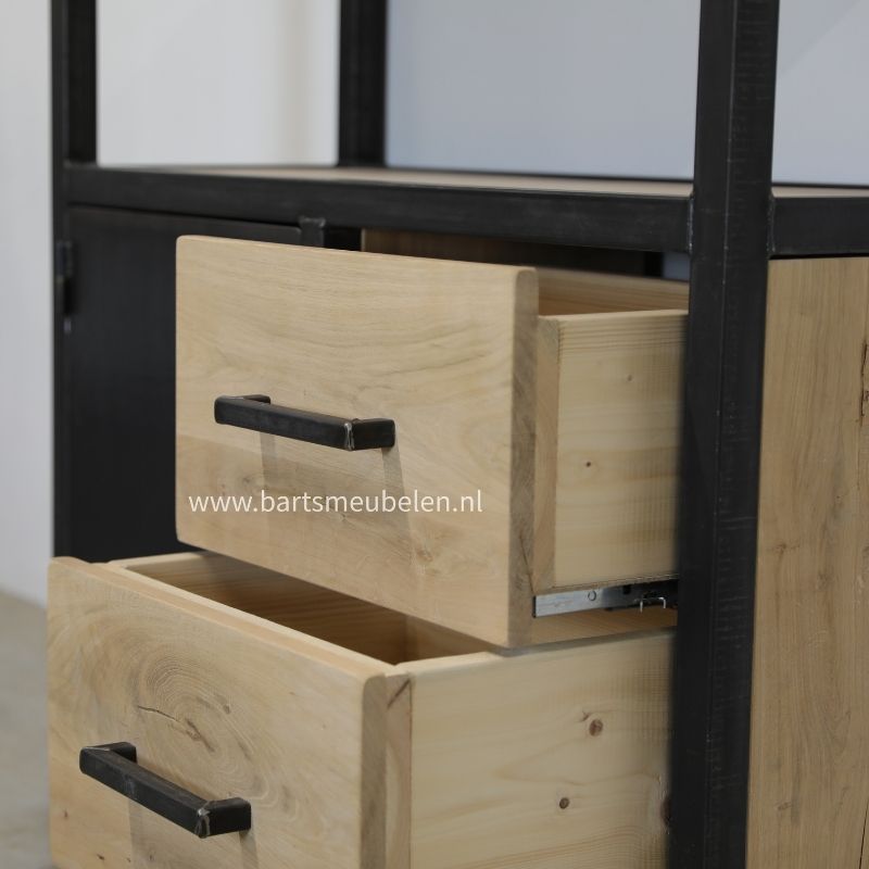 detail foto houten lades met stalen handgrepen