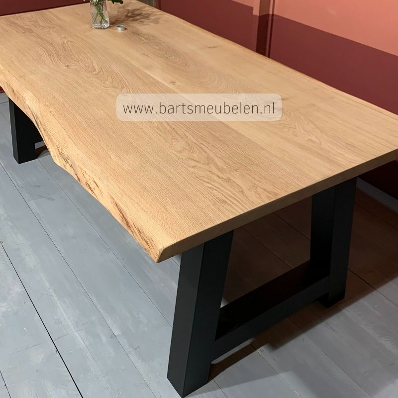 detail afbeelding boomstam eettafel jasmijn