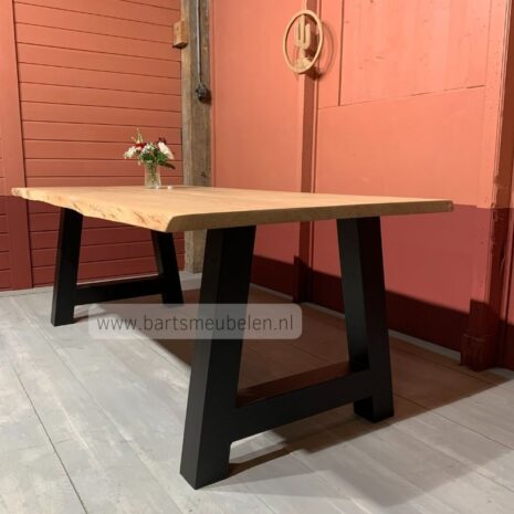boomstam eettafel jasmijn.1.3 boomstam eettafel met stalen onderstel