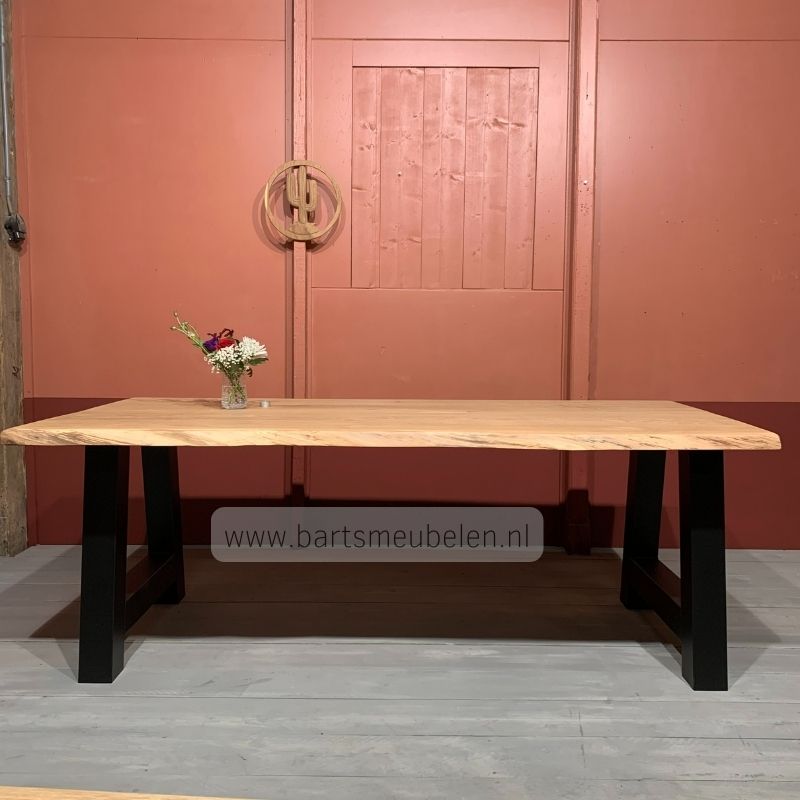 boomstam eettafel met stalen a-onderstel