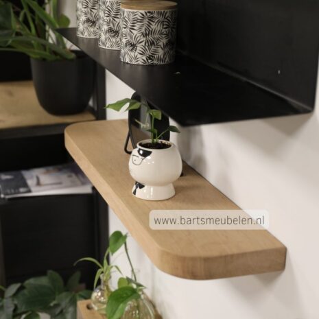 foto wandplank van massief eikenhout met ronde kanten blind ophangsysteem