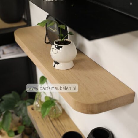 foto wandplank met blinde wandbeugels en afgeronde hoeken van eikenhout