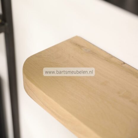 detailfoto wandplank eikenhout met ronde kanten
