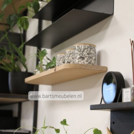 foto wandplank rond eiken 25mm dik met blinde wandbeugels