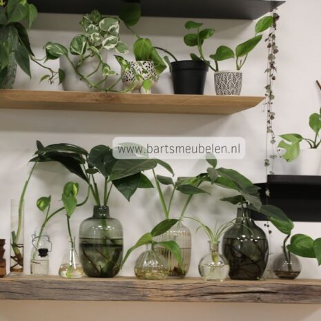 zwevende wandplanken aan de muur