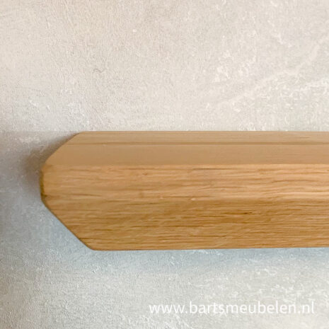 close up afbeelding wandplank zwevend Jaxx in eikenhout