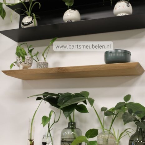 zwevende wandplank aan de muur