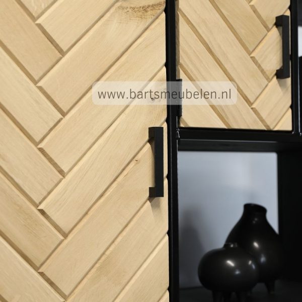 detailfoto visgraat motief eikenhouten deuren en stalen handgrepen