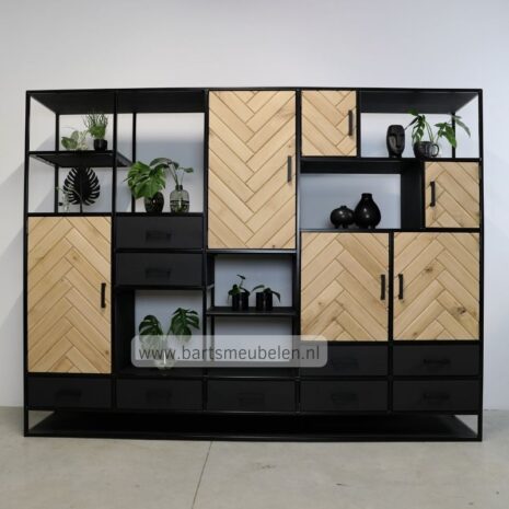 stalen kast met houten deuren en visgraat motief