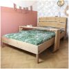 houten bed.7 houten bed met bedtafeltje