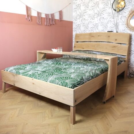 houten bed.7 houten bed met bedtafeltje