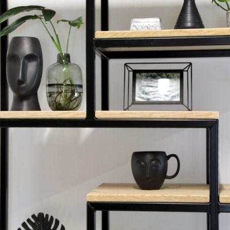 detail foto vakkenkast industrieel bart - open kast met vakken van eikenhout en staal in vele afmetingen