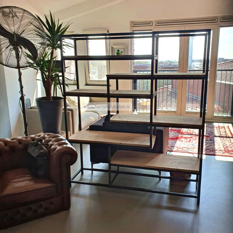 klantafbeelding vakkenkast eikenhout en staal 6