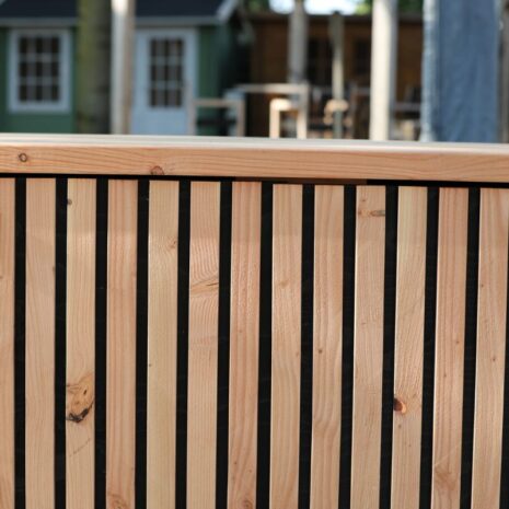 Buitenkeuken met latjes douglas hout detail