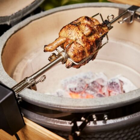 Grill-Guru-Rotisserie-op-Kamado
