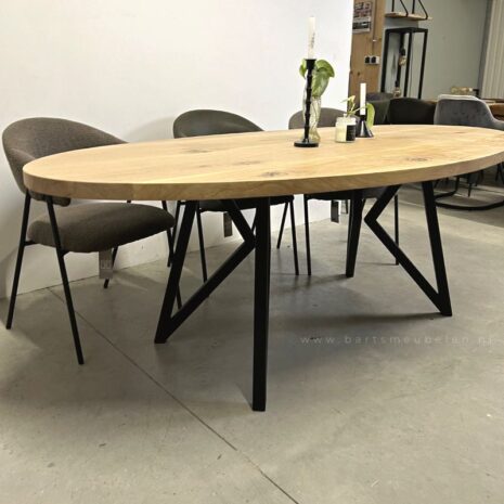 Ovalen eettafel eiken Sutton (40) met zwart stalen onderstel