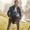 grill guru compact compleet sfeerfoto man met kamado grill-guru-compact-compleet-sfeerfoto-man-met-kamado