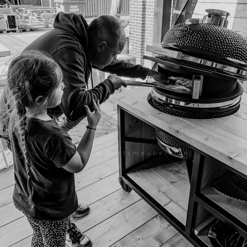 pizza-bakken-kamado-in-buitenkeuken