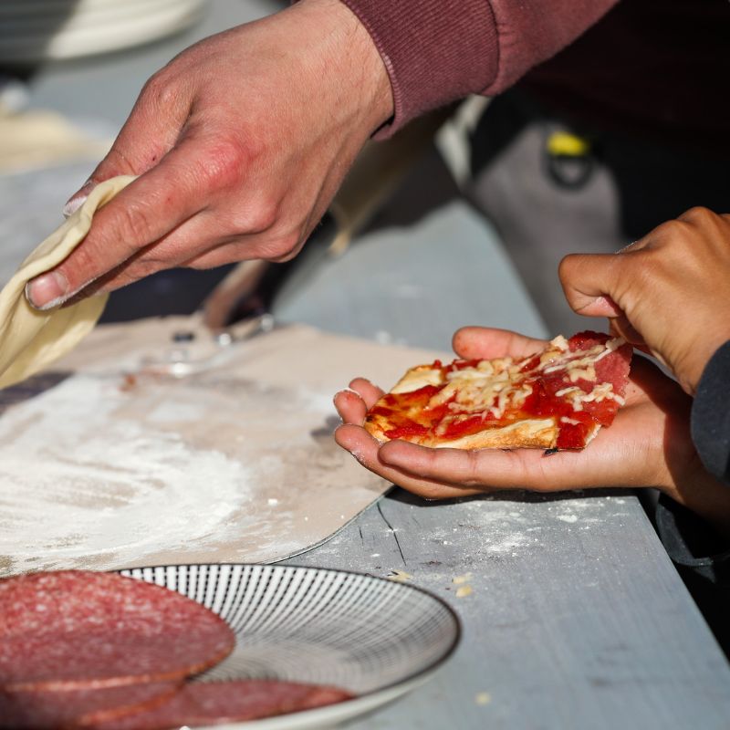 heerlijke pizzas bereiden op de kamado barbecue