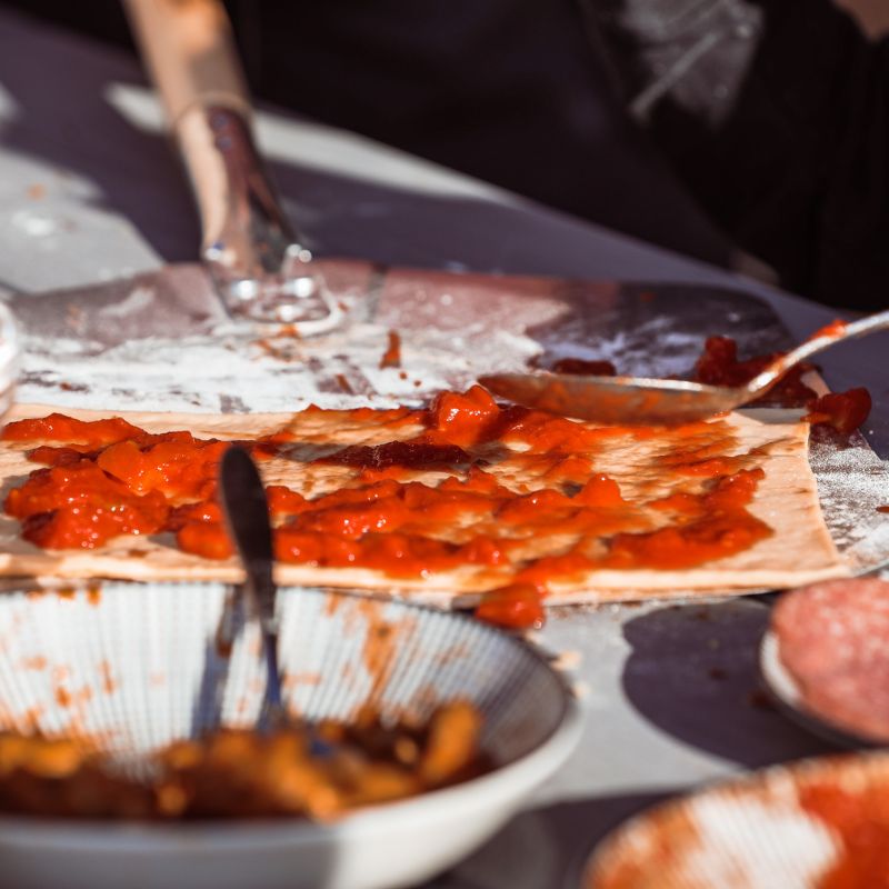 pizza voorbereiden voor de kamado bbq