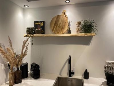 boomstam wandplank boven het aanrechtblad