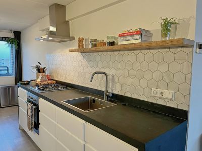 boomstam wandplank in de keuken