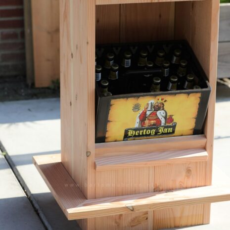 Bier statafel douglashout - ruimte voor bierkrat