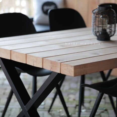 tuintafel eucalyptus met zwart metalen x-onderstel details