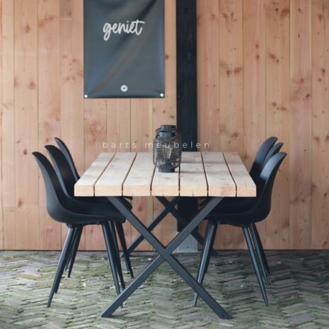 tuintafel eucalyptus met zwart metalen x onderstel zij aanzicht tuintafel eucalyptus met zwart metalen x-onderstel zij-aanzicht