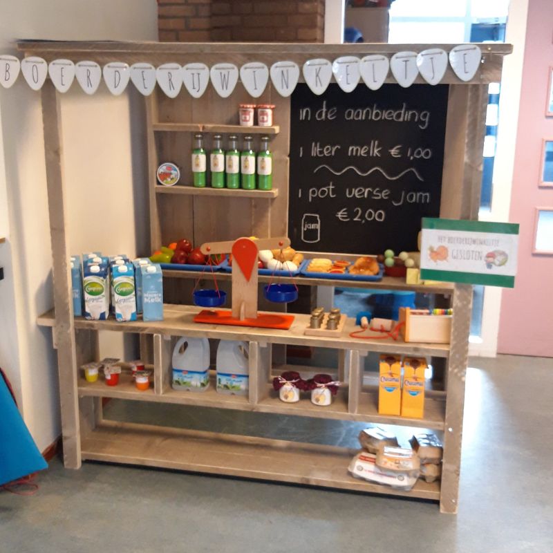 Een gezellig speelgoedwinkeltje van steigerhout Een gezellig speelgoedwinkeltje van steigerhout