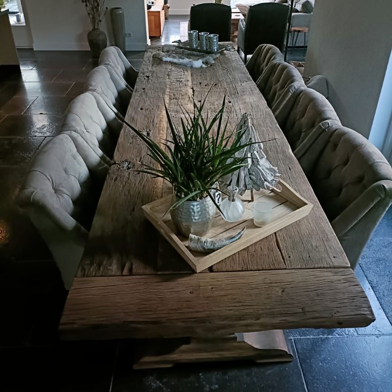 een kloostertafel van oud hout op maat gemaakt voor de klant
