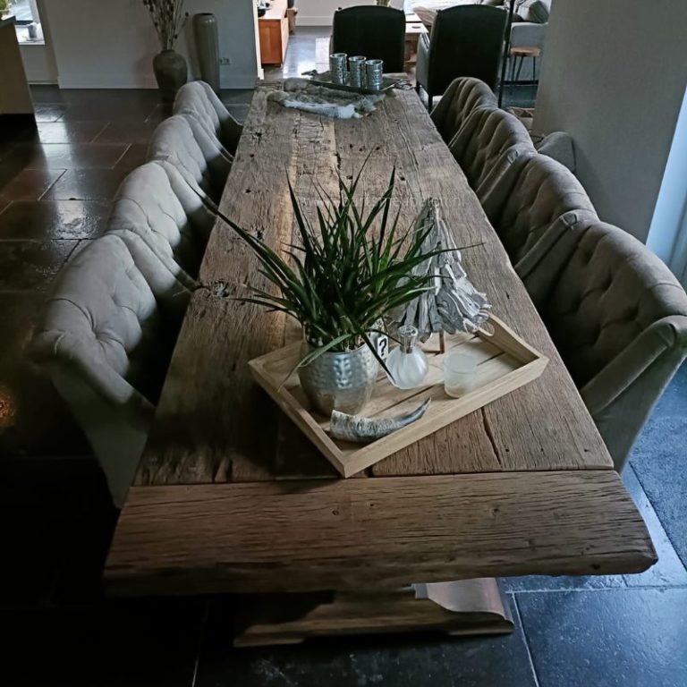 Een kloostertafel van oud hout op maat vanaf bovenaf