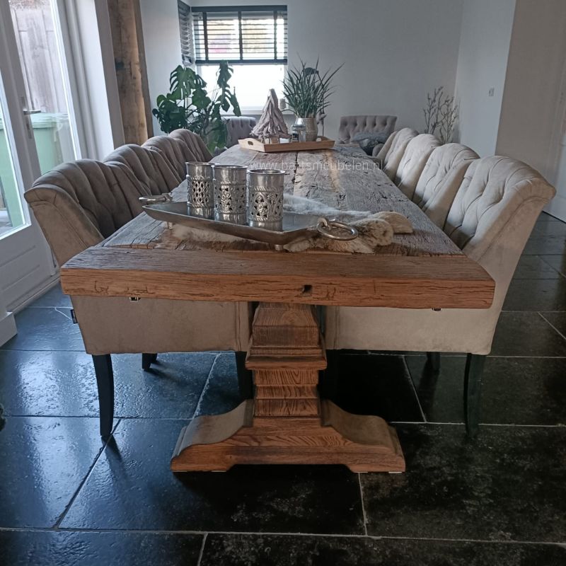 Een kloostertafel van oud hout op maat - zijaanzicht