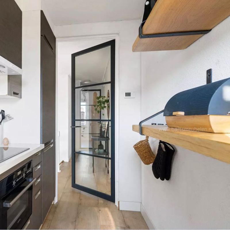 eikenhouten wandplanken industrieel voor een smalle keuken