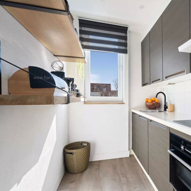 industrieel eiken wandplanken in een smalle keuken industrieel eiken wandplanken in een smalle keuken