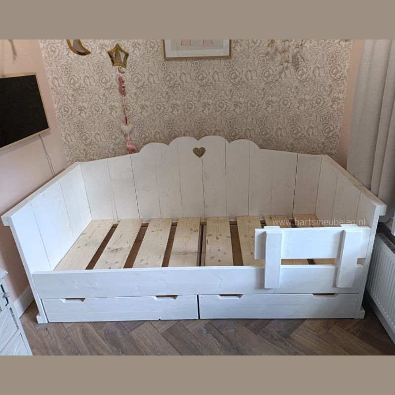 kajuitbed wit van steigerhout met anti uitvalrek kajuitbed wit van steigerhout met anti-uitvalrek