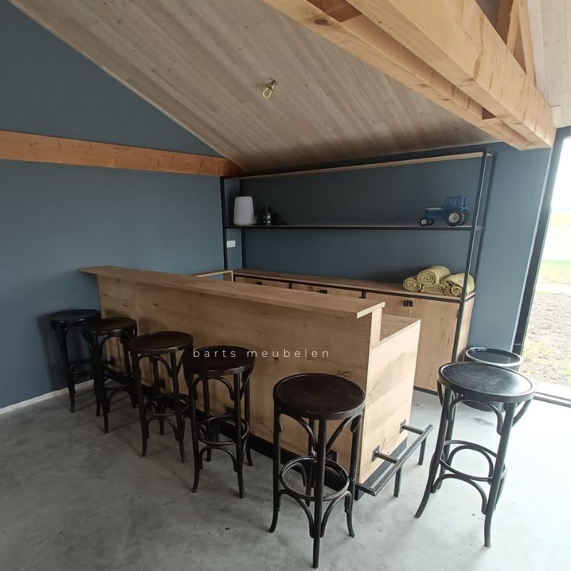 Een eikenhouten bar op maat in huis