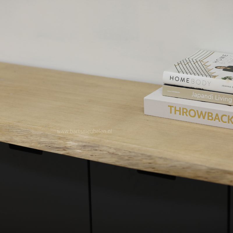 Een eikenhouten boomblad op ikea nordli lades detail