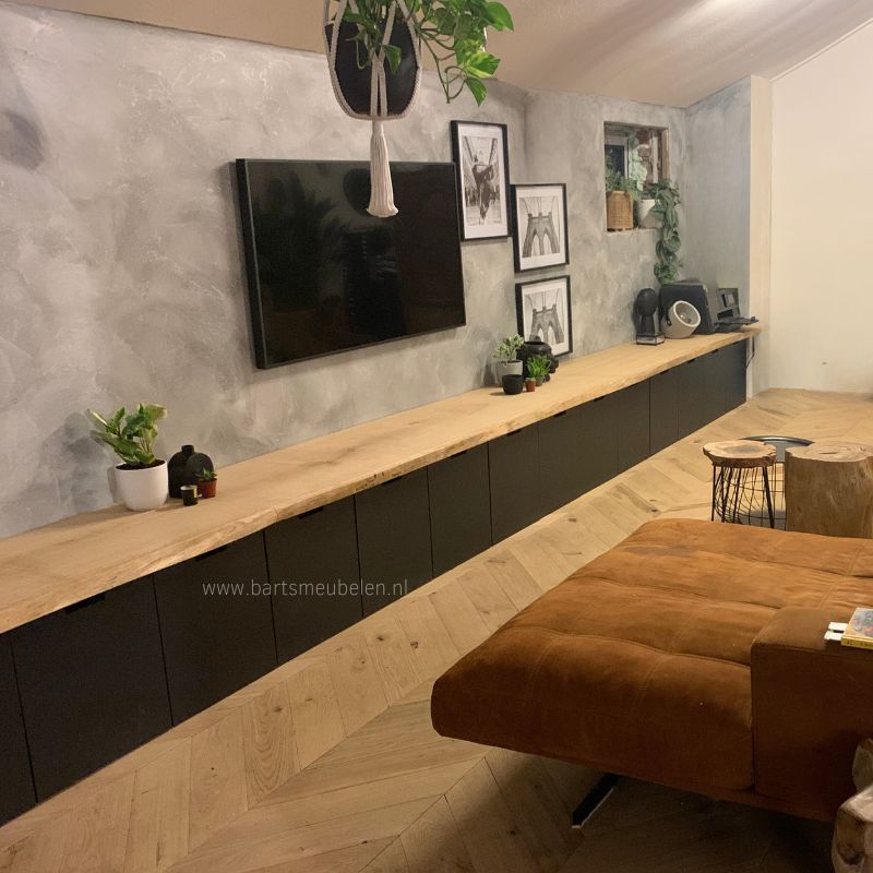 Een eikenhouten boomblad op zwarte ikea nordli lades Een eikenhouten boomblad op zwarte ikea nordli lades