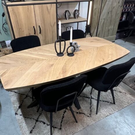 Eikenhouten eettafel deens ovaal met hongaarse punt motief en taps aflopende randen