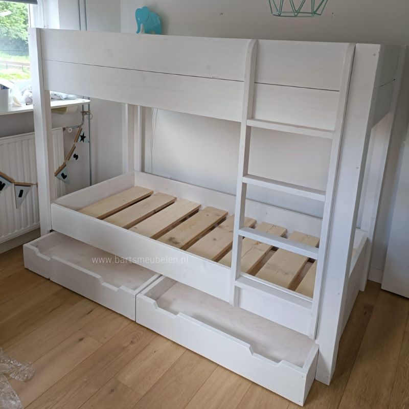 Stapelbed lucas met dekkend witte kleurbehandeling en speelgoedlades Stapelbed lucas met dekkend witte kleurbehandeling en speelgoedlades