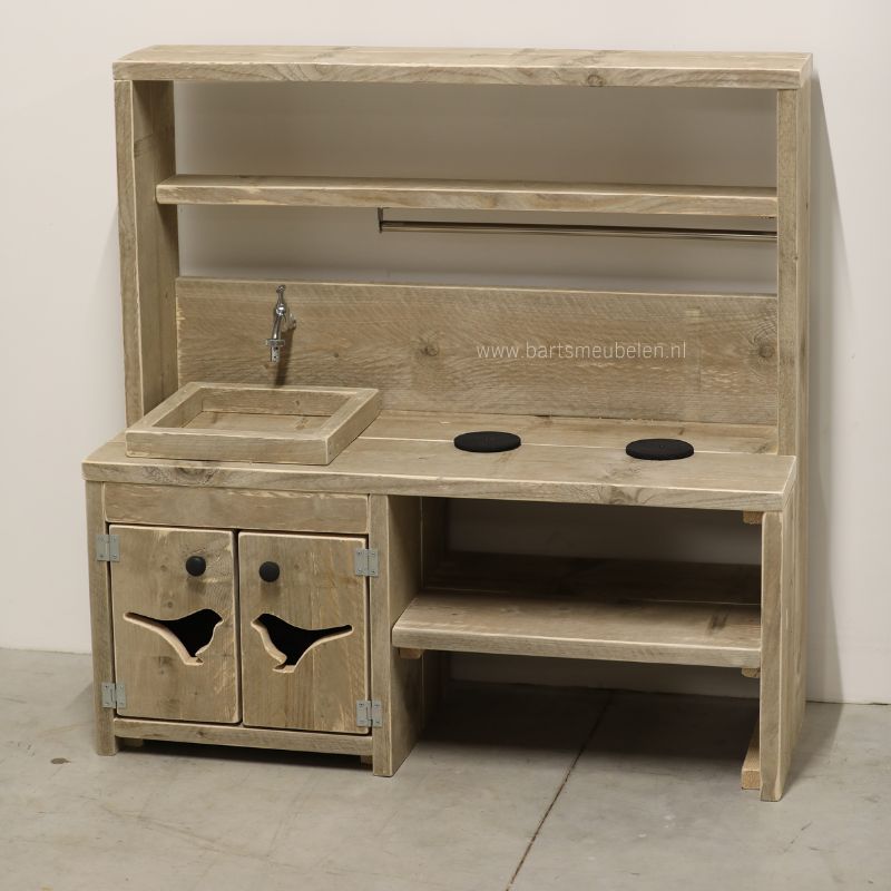 Steigerhouten speelkeuken voor kinderen met vogel figuurtjes in de deuren Steigerhouten speelkeuken voor kinderen met vogel figuurtjes in de deuren