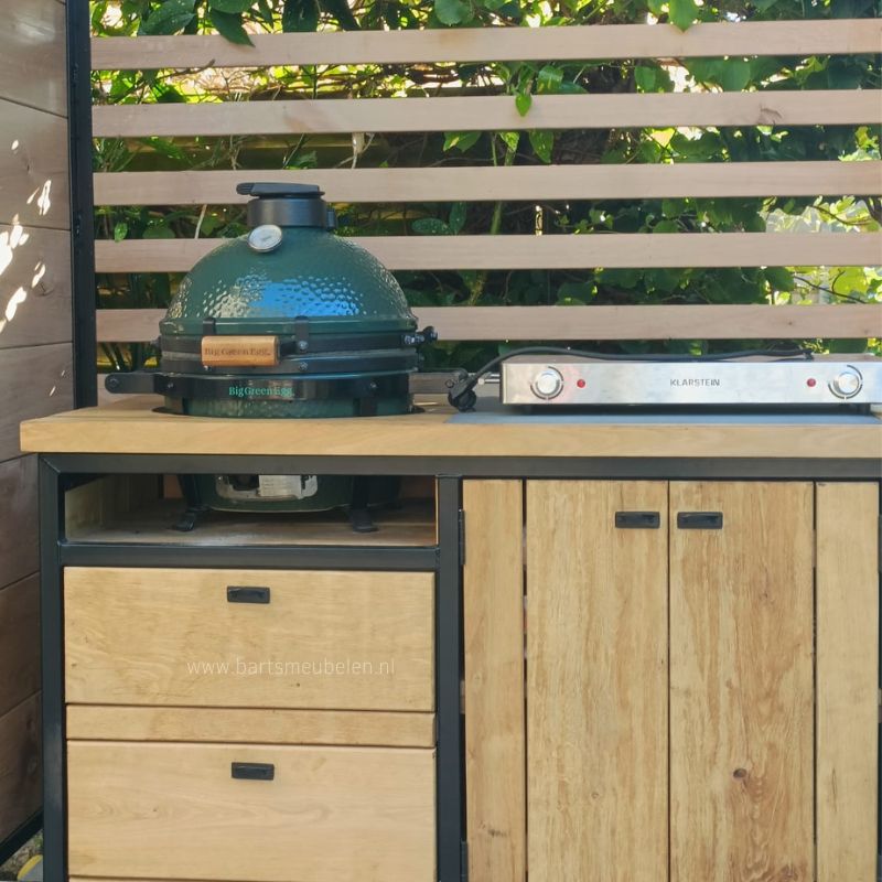 details eiken buitenkeuken met overkapping