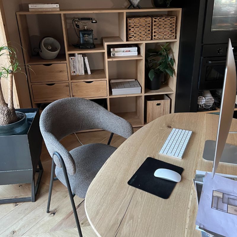 een sfeervol eiken bureau in de woonkamer een sfeervol eiken bureau in de woonkamer