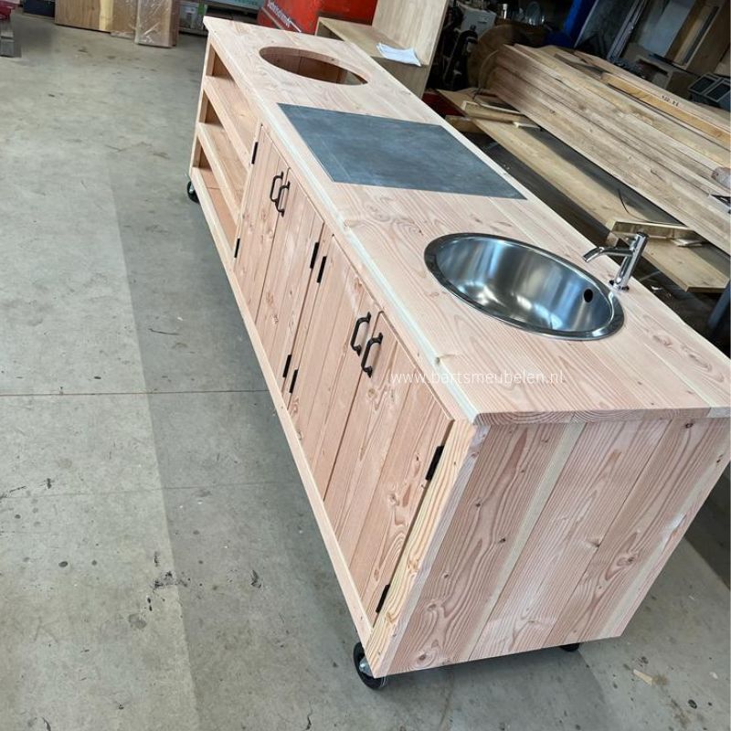 op maat project douglas buitenkeuken voor compact kamado met tegel en spoelbak met kraan op maat project douglas buitenkeuken voor compact kamado met tegel en spoelbak met kraan