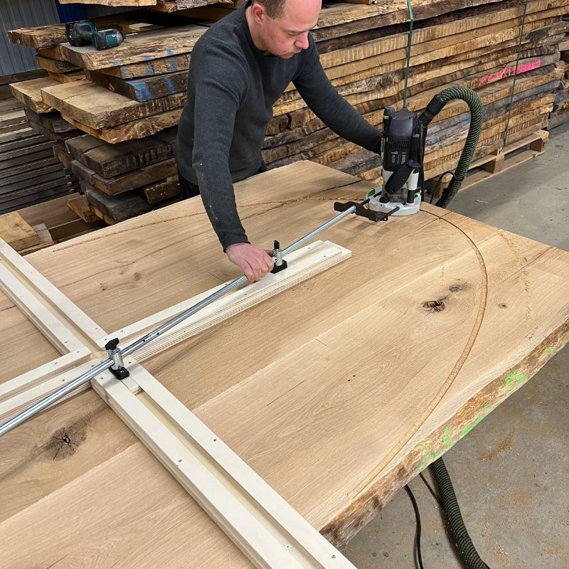 ovalen eettafel van eikenhout uit eigen werkplaats